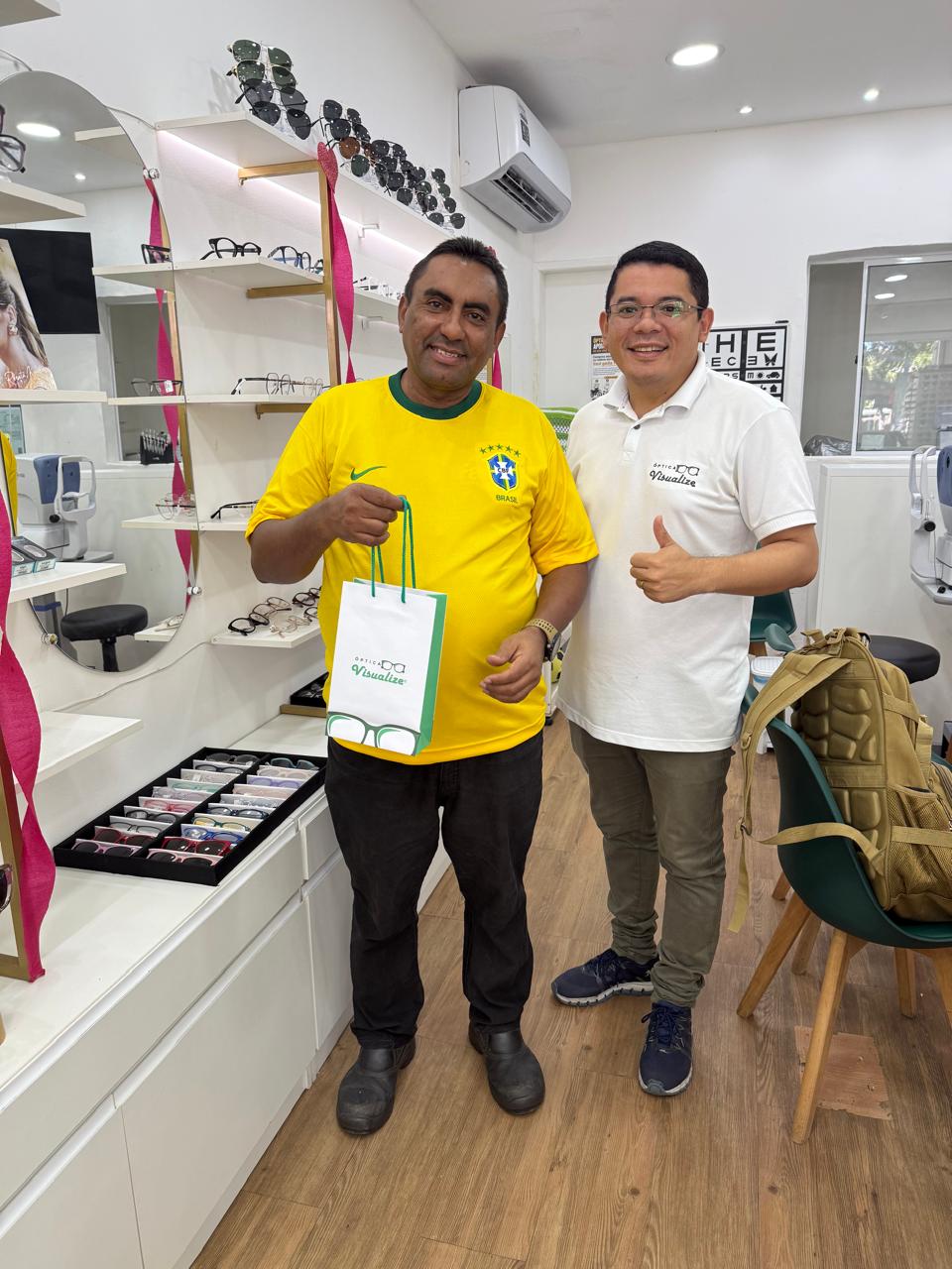 Cliente premiado com camisa da seleção