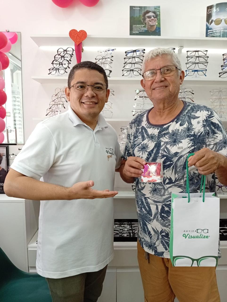 Cliente satisfeito com seus novos óculos